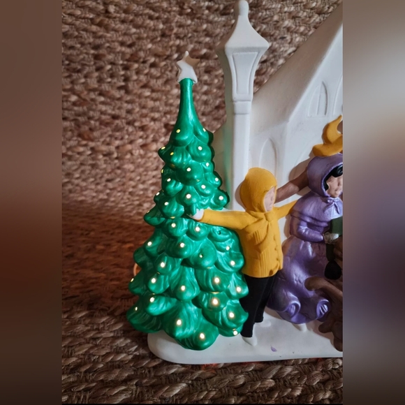 Vintage Atlantic Mold Hand Painted Christmas Carolers Ceramic Light-Up Tree - Picture 4 of 9